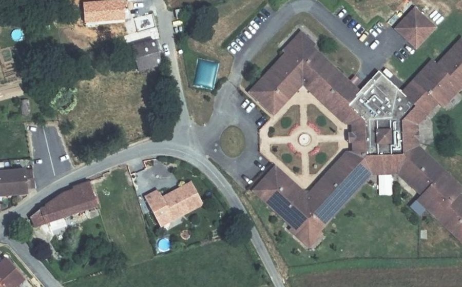 Vue aérienne du Rond-point anonyme n°258933270