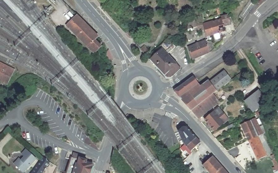 Vue aérienne du Rond-point anonyme n°25893637