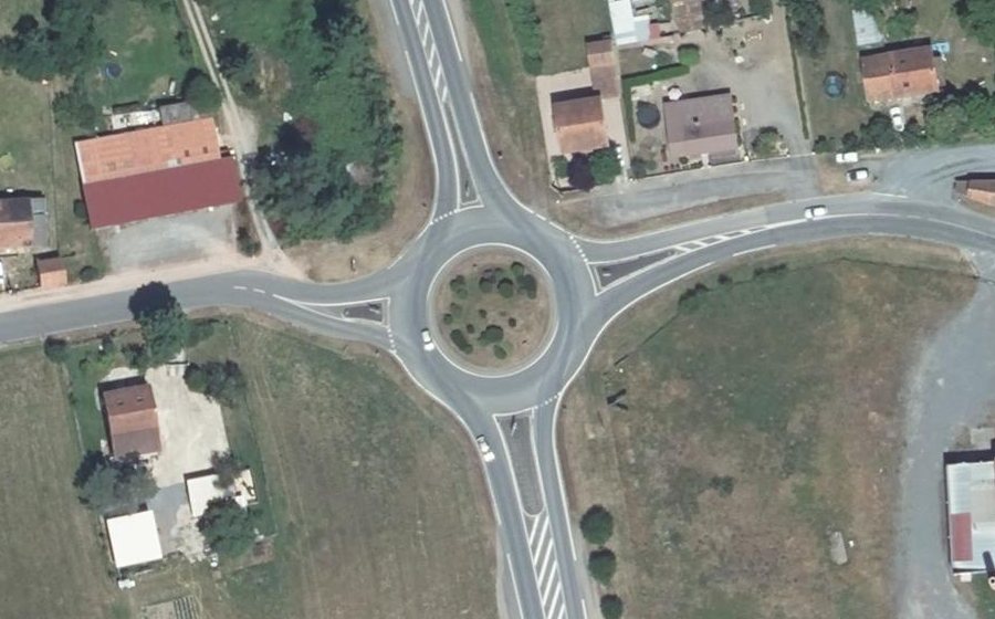 Vue aérienne du Rond-point anonyme n°25893639