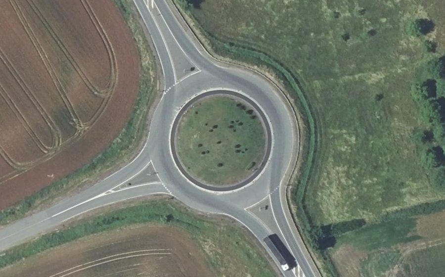 Vue aérienne du Rond-point anonyme n°25893674