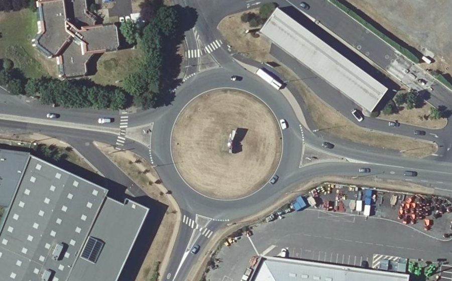 Vue aérienne du Rond-point anonyme n°25894214