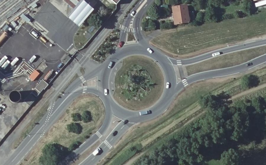 Vue aérienne du Rond-point anonyme n°25894222