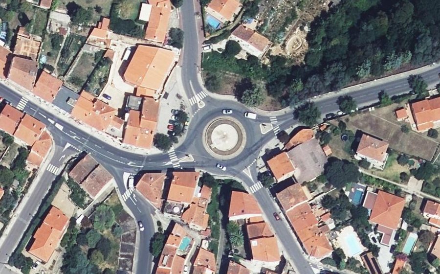 Vue aérienne du Rond-point anonyme n°25894600