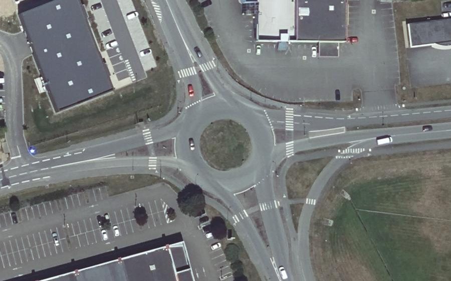 Vue aérienne du Rond-point anonyme n°25896011