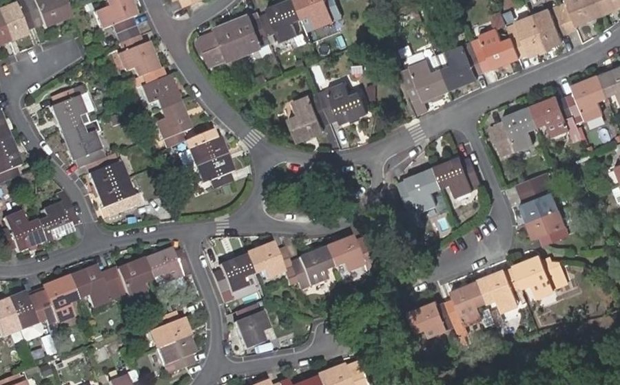 Vue aérienne du Rond-point anonyme n°25896181