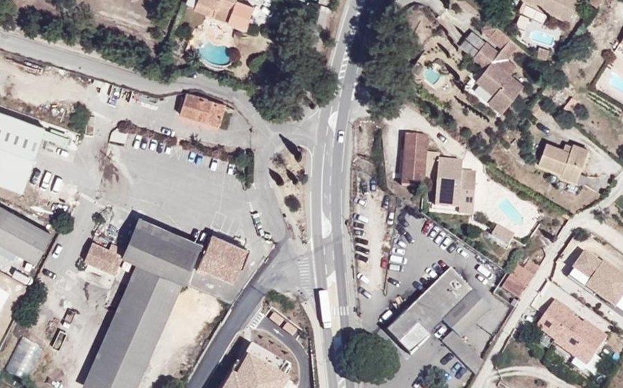 Vue aérienne du Rond-point anonyme n°258963699