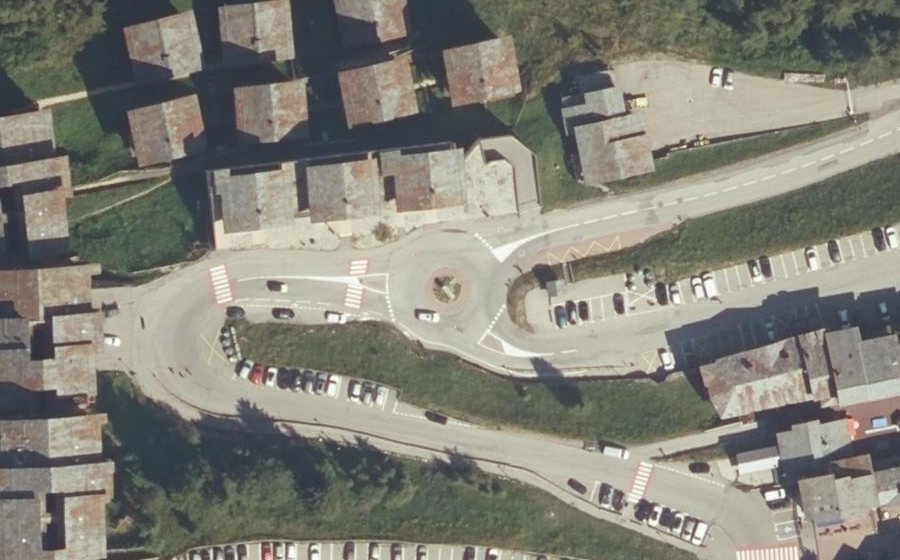 Vue aérienne du Rond-point anonyme n°258981939