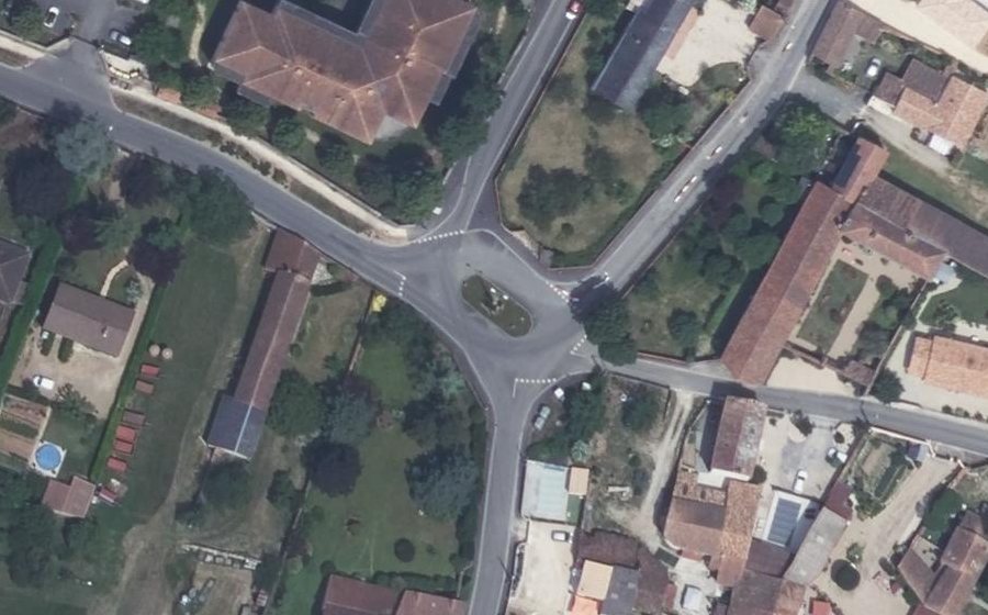 Vue aérienne du Rond-point anonyme n°259031156