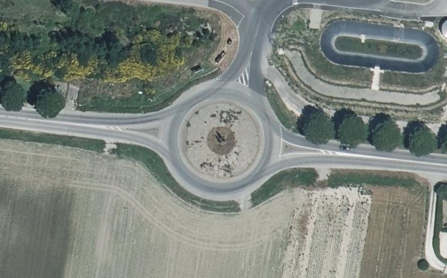 Vue aérienne du Rond-point anonyme n°25904855