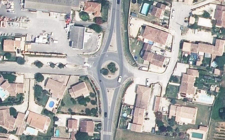 Vue aérienne du Rond-point anonyme n°25905523
