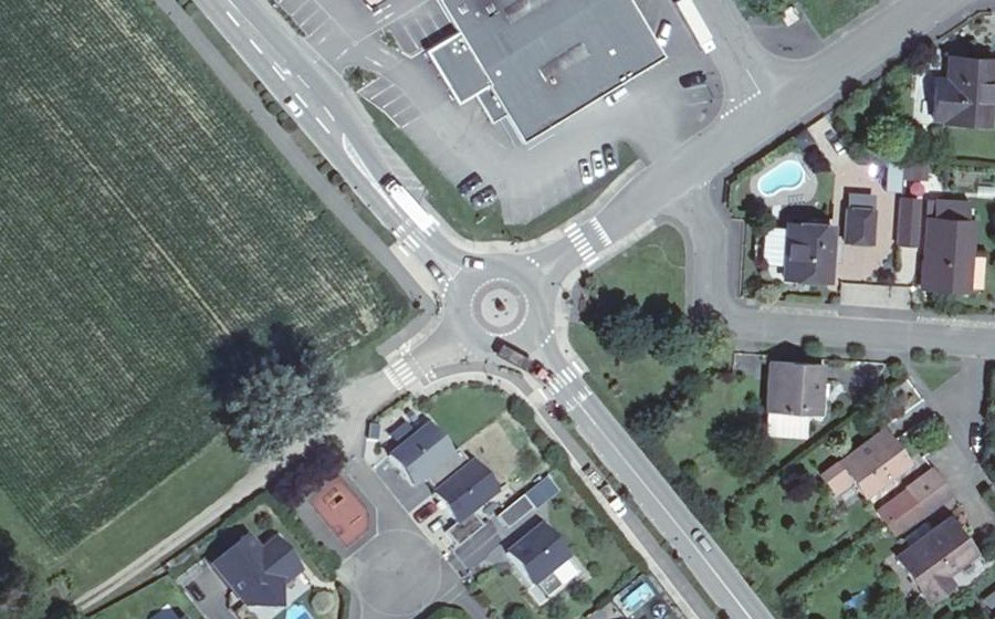 Vue aérienne du Rond-point anonyme n°25907572