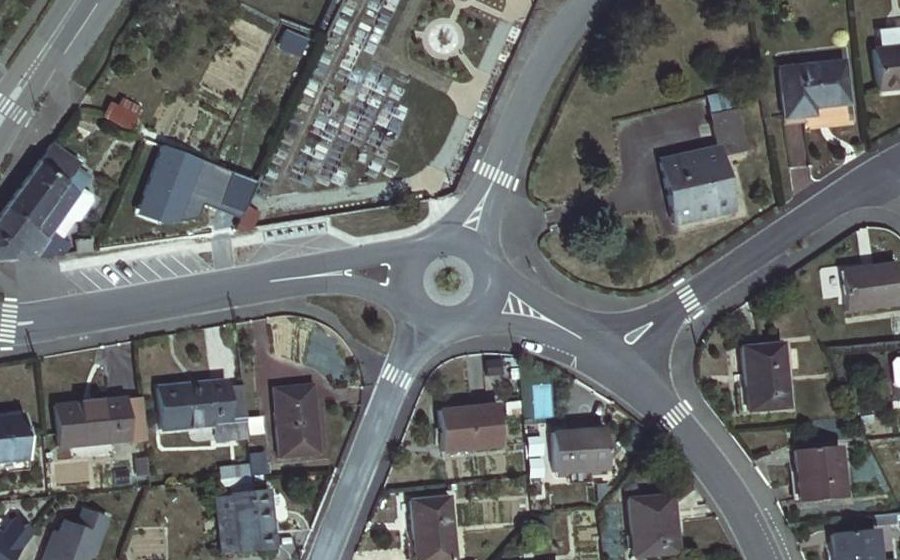 Vue aérienne du Rond-point anonyme n°25910546