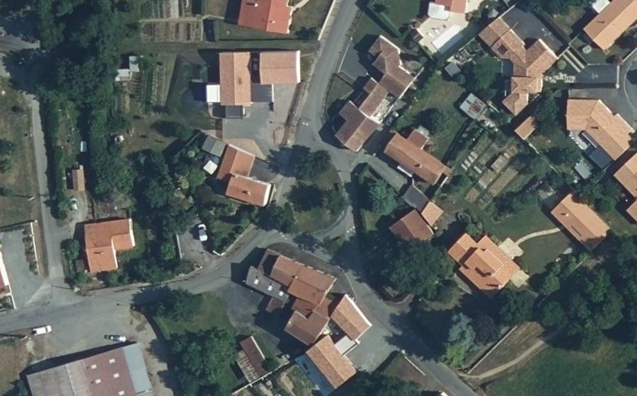 Vue aérienne du Rond-point anonyme n°259209134