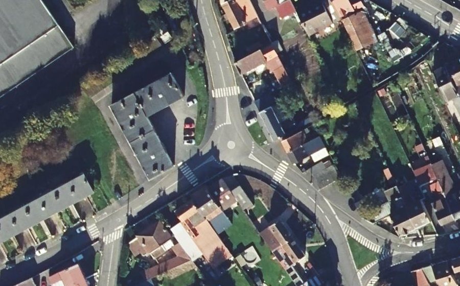 Vue aérienne du Rond-point anonyme n°259222917