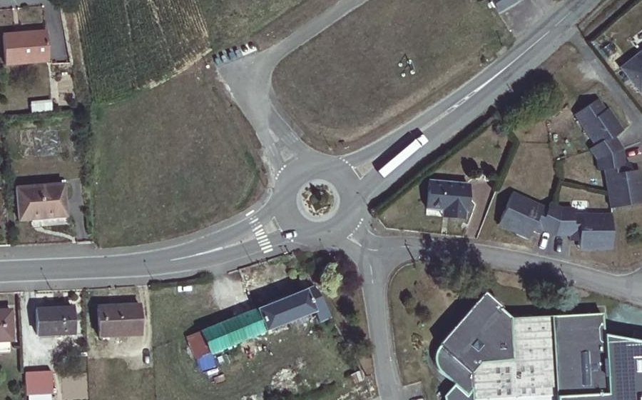 Vue aérienne du Rond-point anonyme n°259237652
