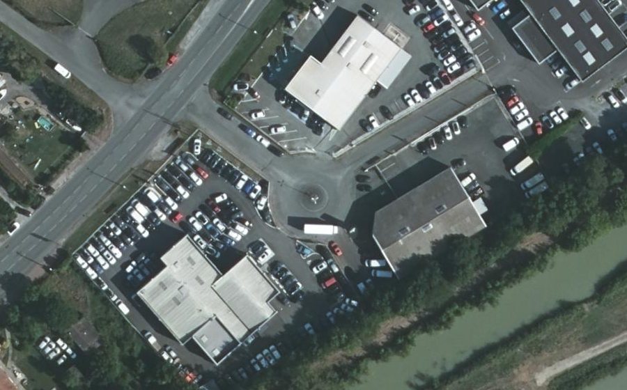 Vue aérienne du Rond-point anonyme n°259284003