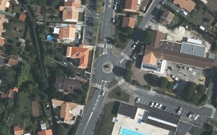 Vue aérienne du Rond-point anonyme n°259285717