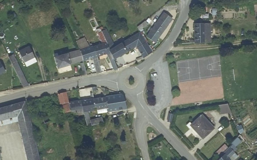 Vue aérienne du Rond-point anonyme n°259318060