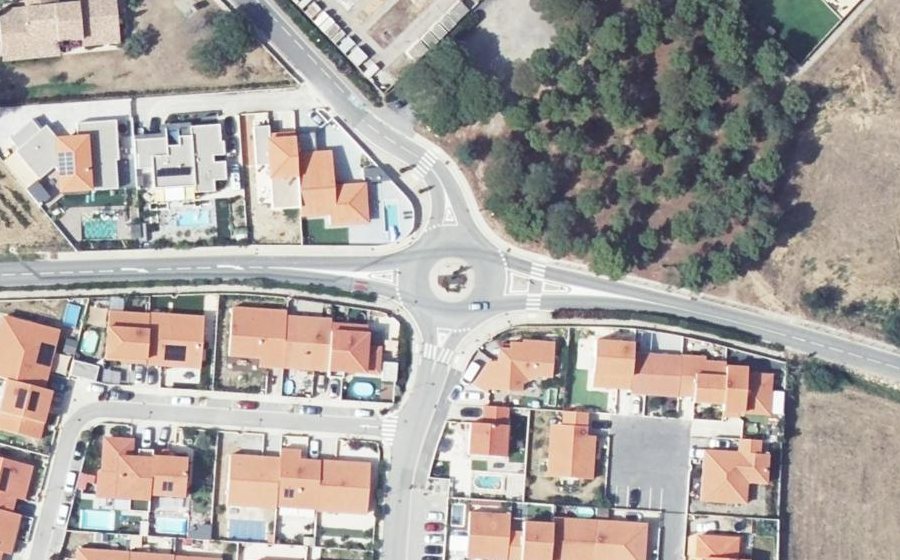 Vue aérienne du Rond-point anonyme n°259322406