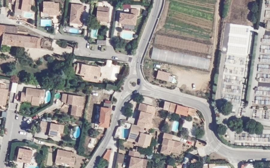 Vue aérienne du Rond-point anonyme n°259416577