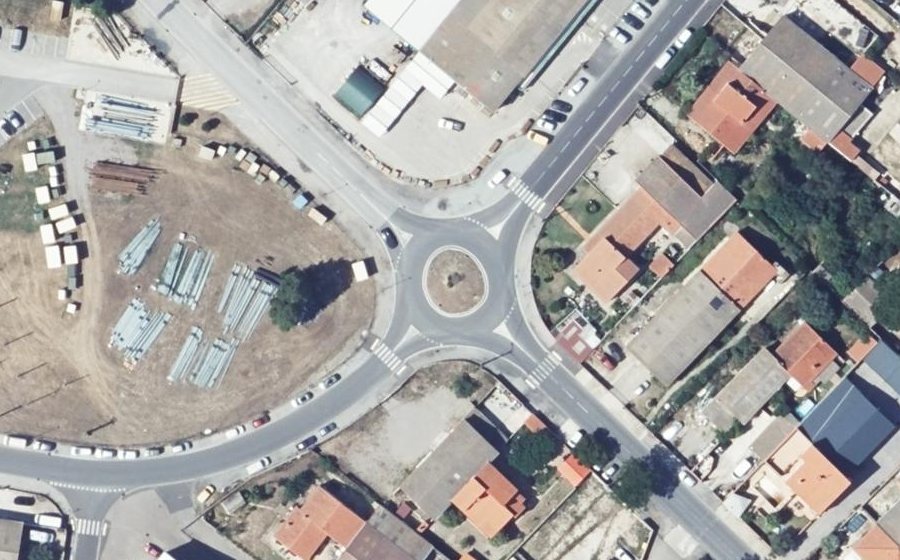 Vue aérienne du Rond-point anonyme n°25942379