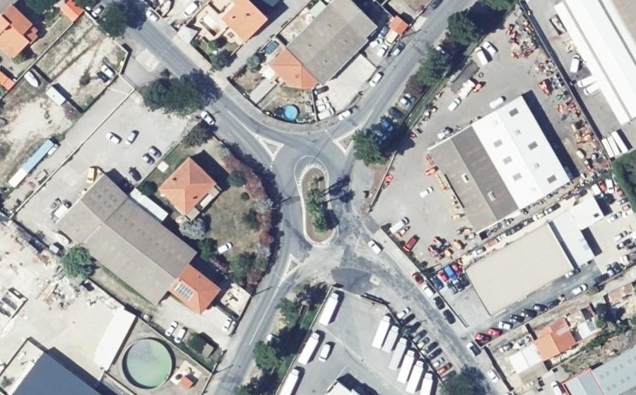 Vue aérienne du Rond-point anonyme n°25942385