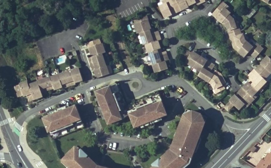 Vue aérienne du Rond-point anonyme n°259573535