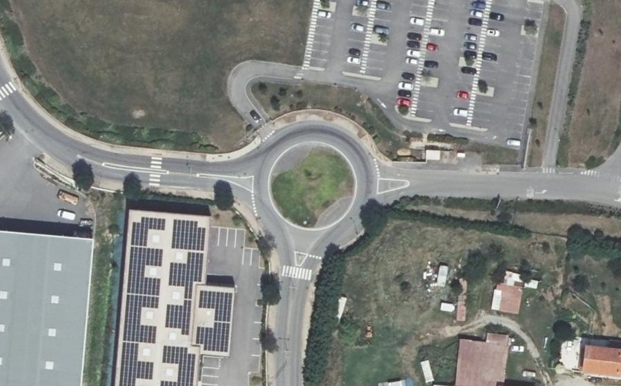 Vue aérienne du Rond-point anonyme n°259576588