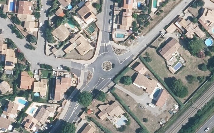 Vue aérienne du Rond-point anonyme n°259584249