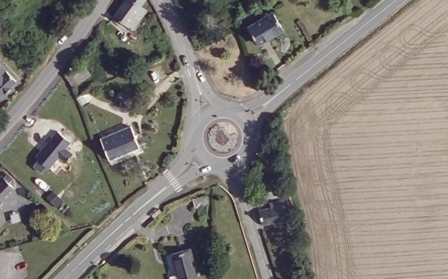 Vue aérienne du Rond-point anonyme n°25960418