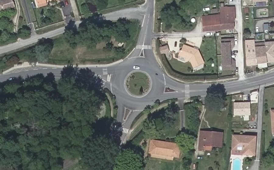 Vue aérienne du Rond-point anonyme n°25961892
