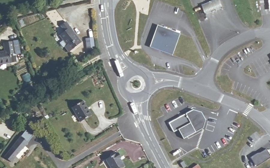 Vue aérienne du Rond-point anonyme n°259634591