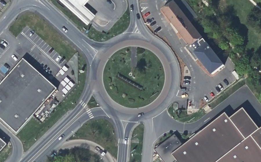 Vue aérienne du Rond-point anonyme n°25967168