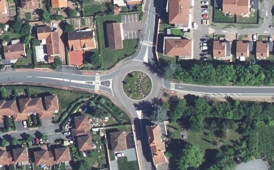 Vue aérienne du Rond-point anonyme n°25968424