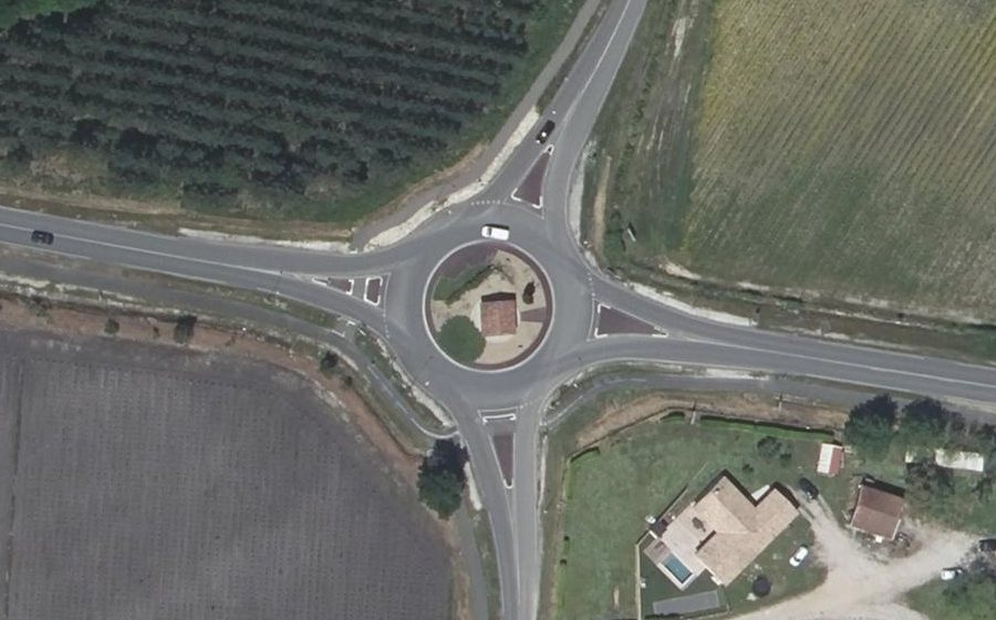 Vue aérienne du Rond-point anonyme n°25968796