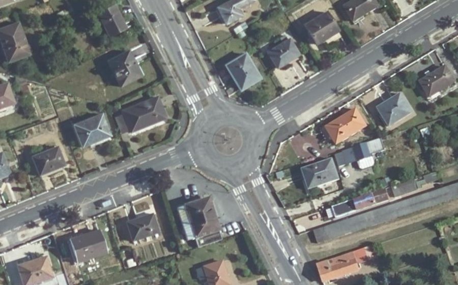 Vue aérienne du Rond-point anonyme n°25968806