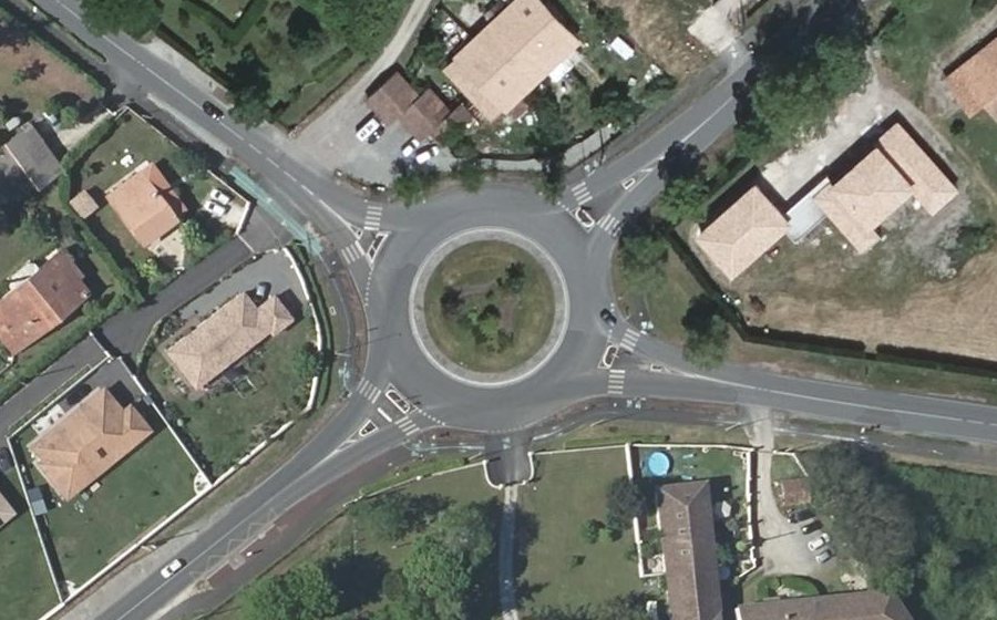 Vue aérienne du Rond-point anonyme n°25968819