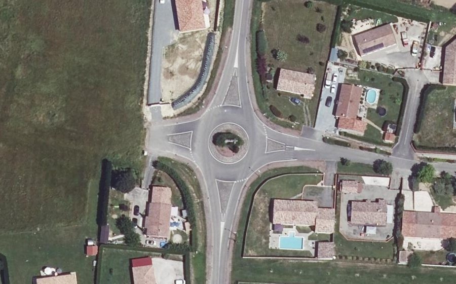 Vue aérienne du Rond-point anonyme n°259727244