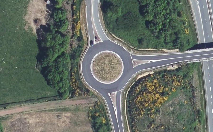 Vue aérienne du Rond-point anonyme n°259734961