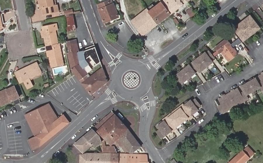 Vue aérienne du Rond-point anonyme n°25974398