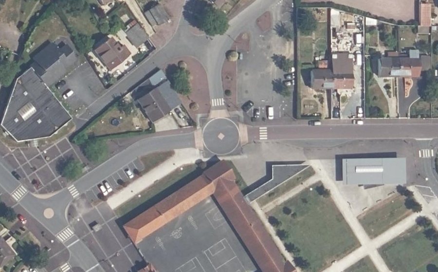 Vue aérienne du Rond-point anonyme n°259753202