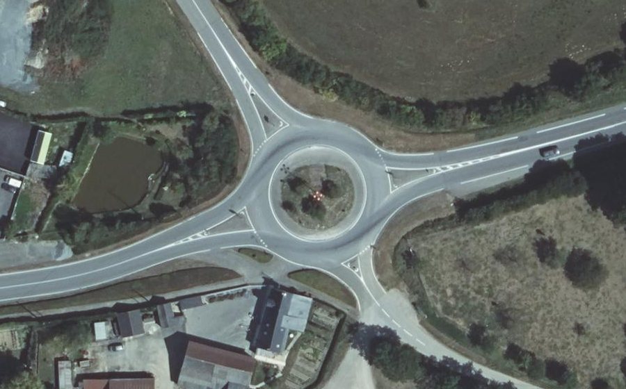 Vue aérienne du Rond-point anonyme n°25979465