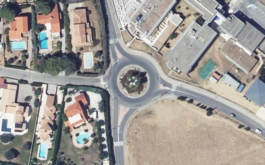 Vue aérienne du Rond-point anonyme n°25981122