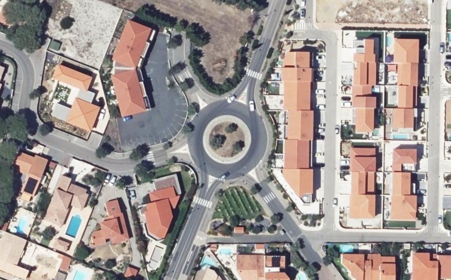 Vue aérienne du Rond-point anonyme n°25981144