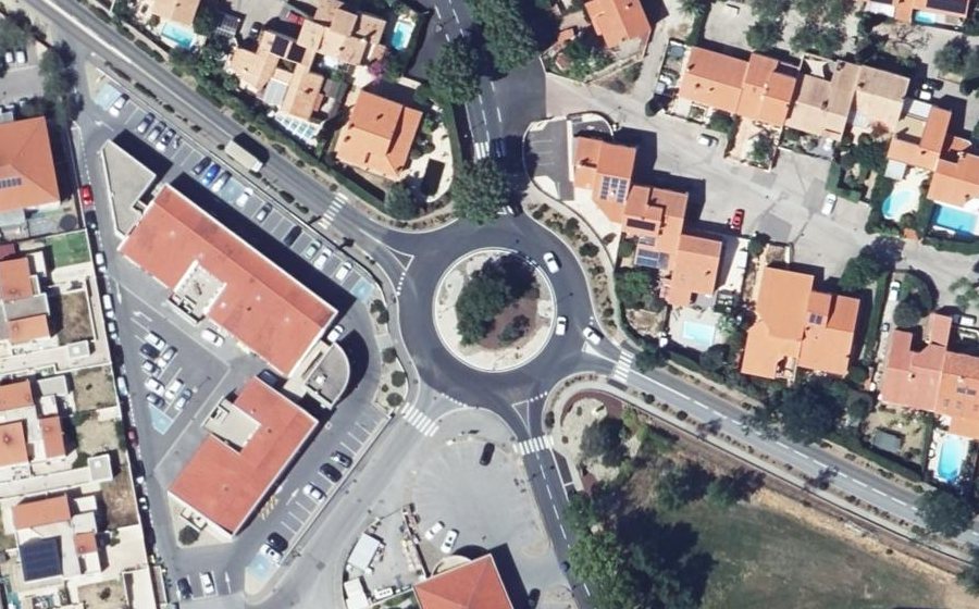 Vue aérienne du Rond-point anonyme n°25981161