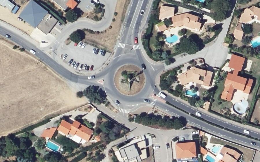 Vue aérienne du Rond-point anonyme n°25981173
