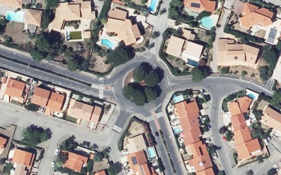 Vue aérienne du Rond-point anonyme n°25981177