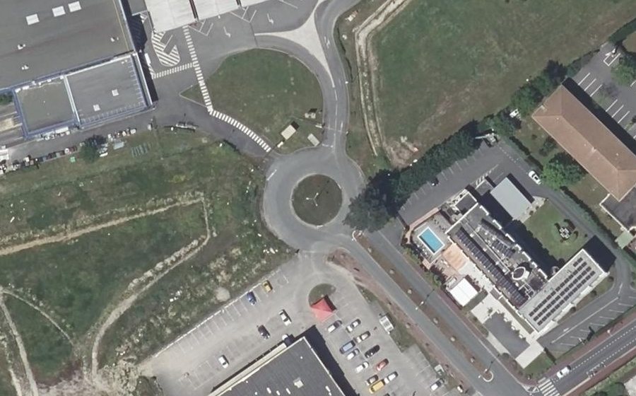 Vue aérienne du Rond-point anonyme n°25981973