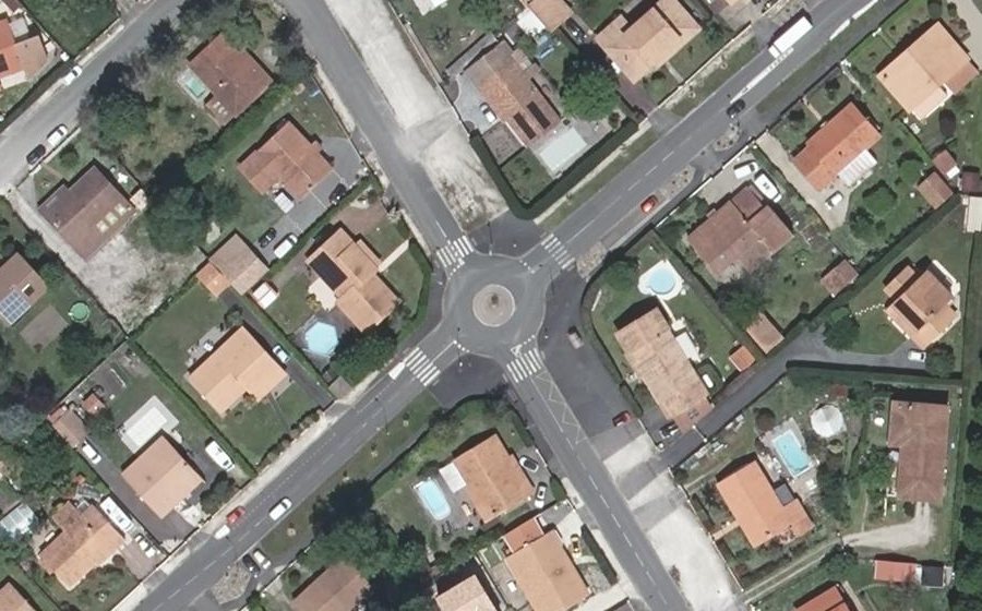 Vue aérienne du Rond-point anonyme n°25983345