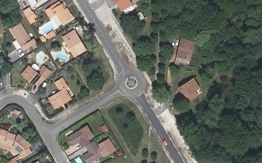 Vue aérienne du Rond-point anonyme n°25983599